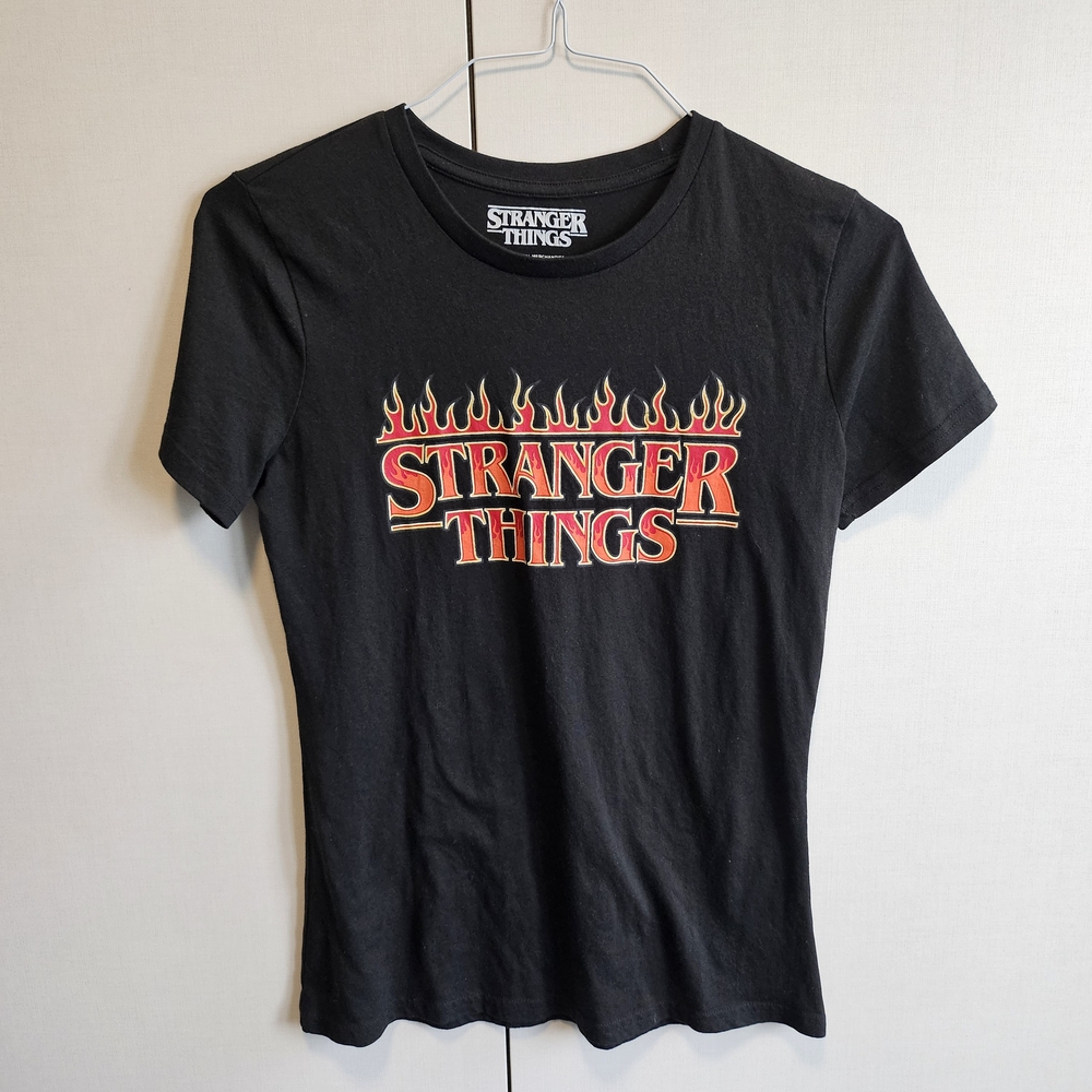 💙 Stranger Things szS Black Graphic Tee
